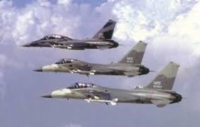 Fighter jets land on Taiwan highway in 'China attack' war games