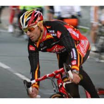 Valverde signs new 3-year contract with Movistar
