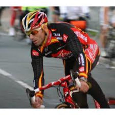 Valverde signs new 3-year contract with Movistar