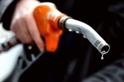 Motoriste loop deur onder dieseldiefstal