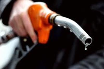 Motoriste loop deur onder dieseldiefstal