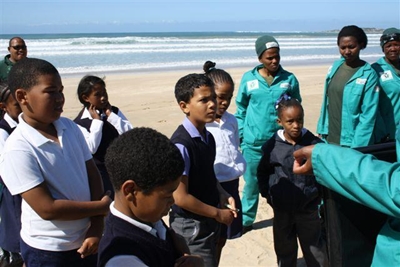 Leerders maak fluks strande skoon