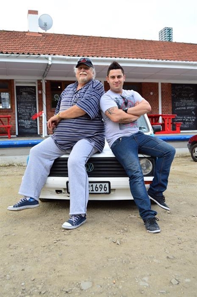 Waaghals en sanger gaan deur vuur jaag