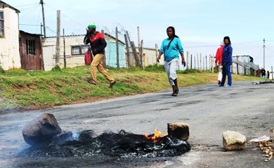 Protesaksie vlam weer op in Mosselbaai
