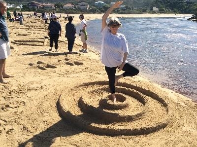 Oud en jonk neem deel aan strandkuns