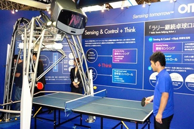 Funky robots display Japan's latest technologies