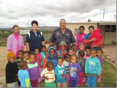 Snuffelhonde hou kinders vasgenael