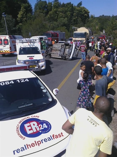 Dogtertjie beseer na motor rol