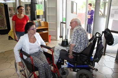 Burgemeester sit in gestremdes se stoel