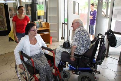 Burgemeester sit in gestremdes se stoel