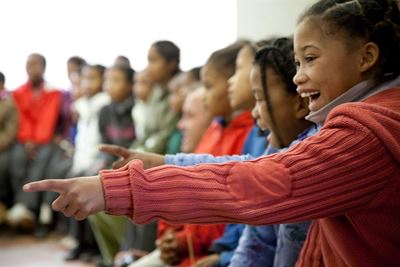 Fees neem wonder van teater na kinders