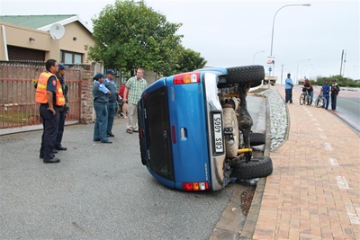 Bakkie overturns at York Street circle