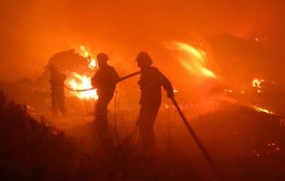 Cape Town fire spreads, eitght homes damaged
