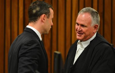George Herald sake-ete met Barry Roux