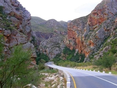 Bus vasgekeer in Meiringspoort