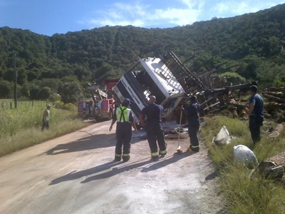 Truck overturns in Hoekwil