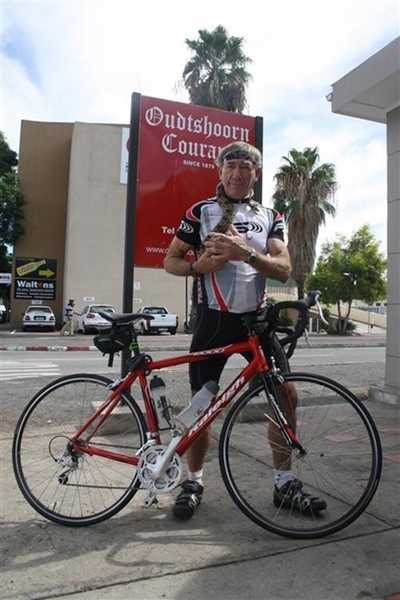 Vigs-aktivis en slang deur land op fiets