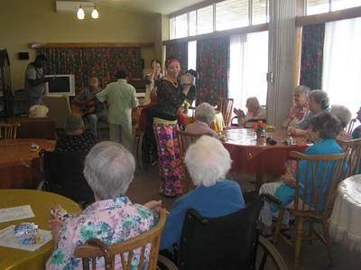 Senior burgers bederf oor Paasfees