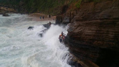 11 holidaymakers rescued from high tides at Thompson’s Bay