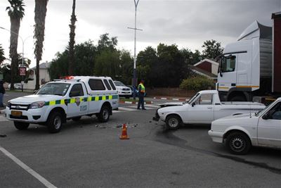 Bakkie en motor bots in Voortrekkerweg