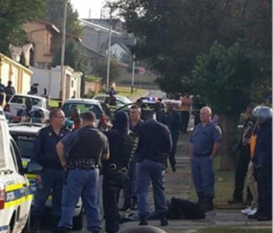 Robber shot after tying up couple