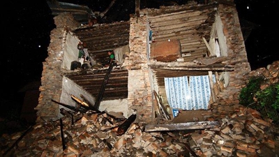 Nepal earthquake's victims overwhelm hospitals