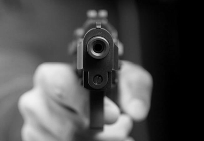 Huiseienaar skiet inbreker dood