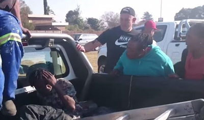 Handbag thief receives beating after being caught