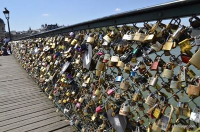 The end of Paris' 'love locks' bridge