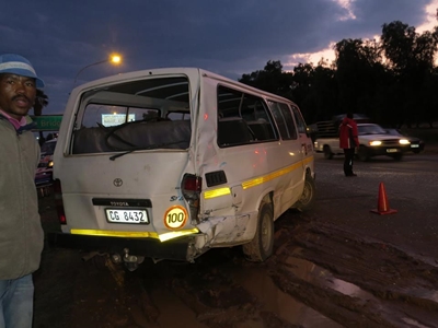 2 kinders beseer in taxi-ongeluk