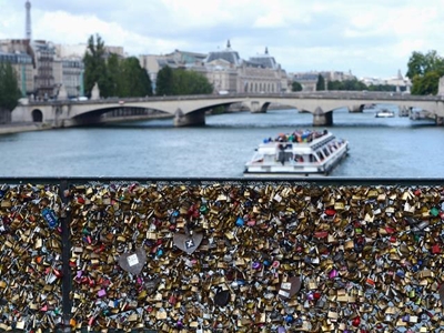 Paris 'love locks' removed from bridge