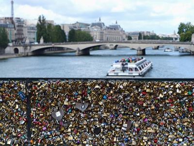 Paris 'love locks' removed from bridge