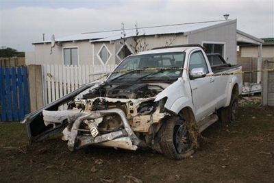 Bakkie tref houthuise in Hoofweg-Oos