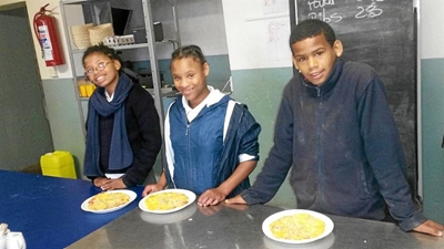 Kinders leer pizza maak