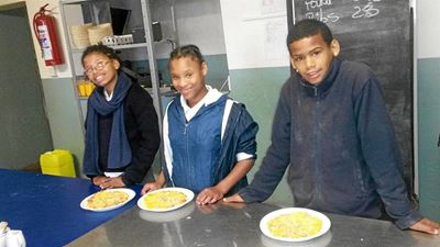 Kinders leer pizza maak