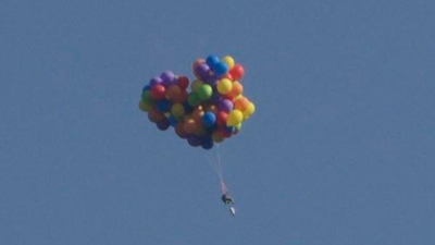 Canadian flew over Calgary in chair carried by balloons