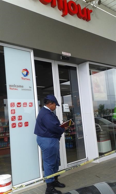 Opvolg: Gewapende roof by Total