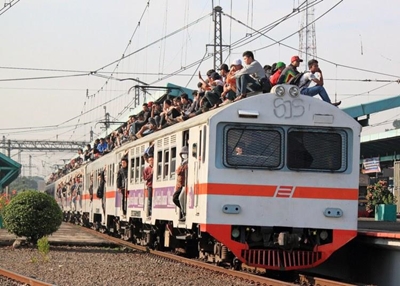 Teen beheaded in train surfing horror