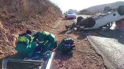 8 injured after bakkie rolls