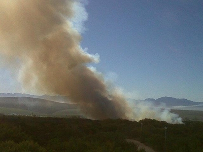 Groot veldbrand naby Danabaai