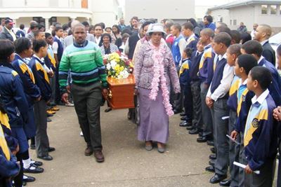 Opvolg: Kinders groet mede-leerder