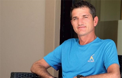 Joost voel afgesny van die wêreld, sê sy broer op première