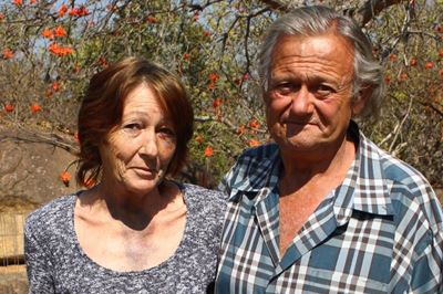 Vrou met graaf aangeval op plaas