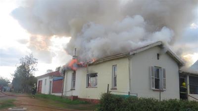 Opvolg: Gesin dakloos na brand