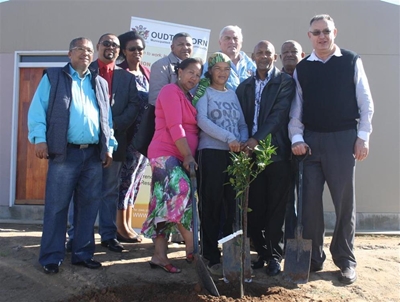 AfriForum skenk lemoenboom aan inwoner