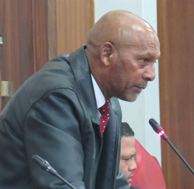 Oudtshoorn-onderburgemeester geskors
