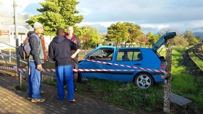 Gesteelde motor afgeskryf by treinspoor