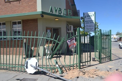 Opvolg: Vrou ry deur Avbob se heining