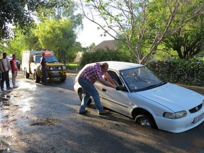 Opvolg: Motor sak weg in straat