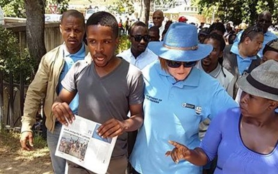 #Feesmustfall: Students refuse to let Zille speak